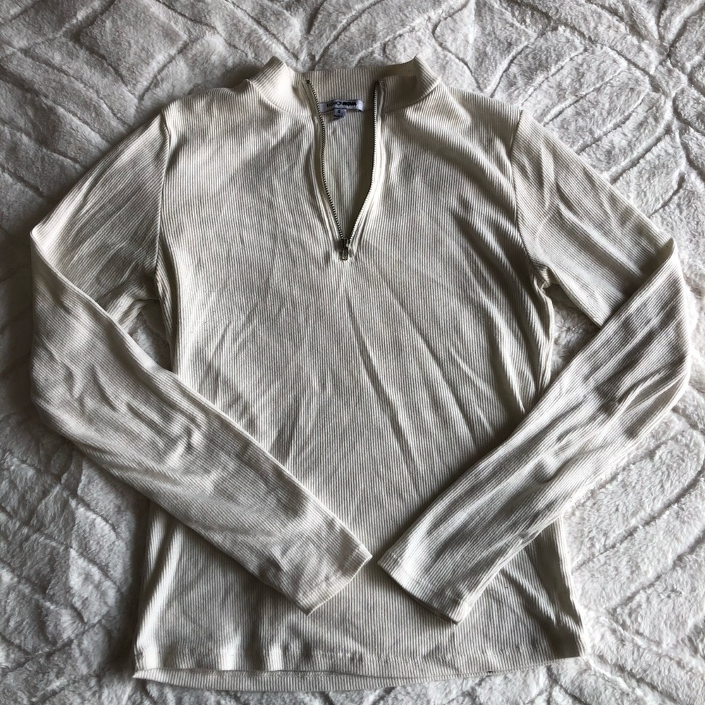 Fitted long sleeve collared white quarterzip shirt